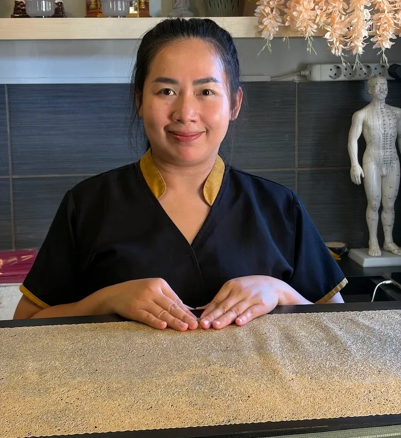 Ammy, a Real Thai Massage masszőre a szalon pultjánál